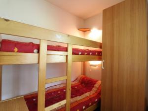 a bedroom with two bunk beds in a room at Studio Lanslevillard, 1 pièce, 4 personnes - FR-1-508-194 in Lanslevillard