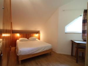 a small bedroom with a bed and a window at Appartement Lanslevillard, 2 pièces, 5 personnes - FR-1-508-215 in Lanslevillard