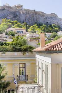uma vista para uma casa com uma montanha ao fundo em Adrian Hotel em Atenas