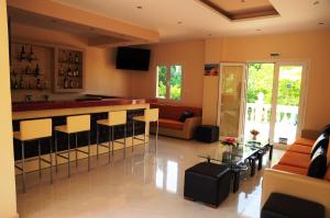 A television and/or entertainment centre at Hotel Penelope