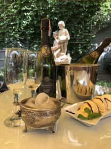 ムィコラーイウにあるZolotoy Fazanのワイン1本とワイングラスを用意したテーブル