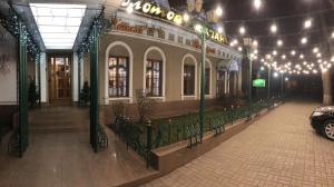 a building with lights and a car parked in front of it at Zolotoy Fazan in Mykolaiv