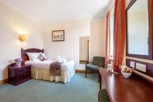 Giường trong phòng chung tại Muthu Alexandra Hotel