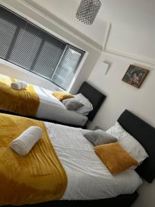 Tempat tidur dalam kamar di Stylish and homey 3 bedroom house with free parking & Wi-Fi