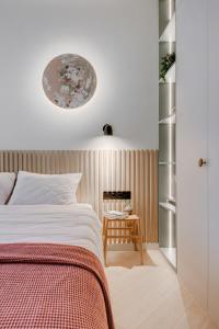 een slaapkamer met een groot bed en een tafel bij #stayhere - Brand New Unique Designer 1BDR in Trendy Neighbourhood in Vilnius