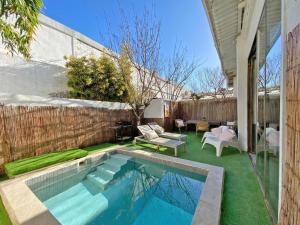 a backyard with a swimming pool and a fence at Casa Lavander in Barcelona