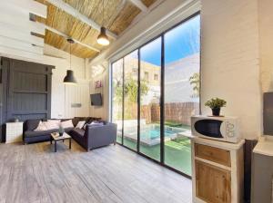 a living room with a couch and a tv at Casa Lavander in Barcelona