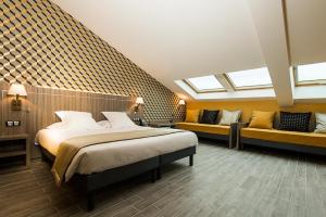 Postel nebo postele na pokoji v ubytování Unique Hôtel Résidence & Spa