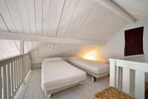 una piccola camera con due letti in mansarda di Camping Grande Italia Chalet Mare 2 a Chioggia