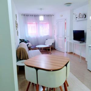 cocina y sala de estar con mesa y sillas en Apartamento Izaña, en San Isidro