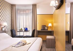 Postel nebo postele na pokoji v ubytování Unique Hôtel Résidence & Spa