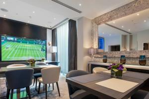 TV a/nebo společenská místnost v ubytování Eccleston Square Hotel