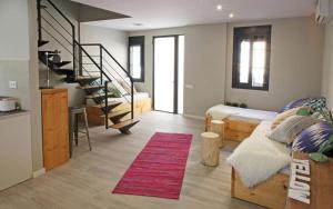 sala de estar con sofá y escalera en Fridays Flats Casa Lemonade, en Hospitalet de Llobregat