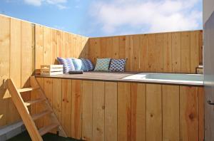 terraza con bañera de hidromasaje sobre una valla de madera en Fridays Flats Casa Lemonade, en Hospitalet de Llobregat