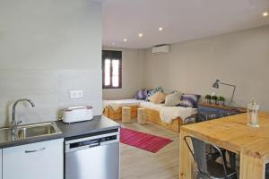 cocina y sala de estar con sofá en Fridays Flats Casa Lemonade, en Hospitalet de Llobregat