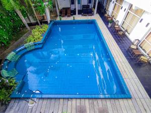 una gran piscina azul en un patio en Nil Diya Beach Resort, en Matara