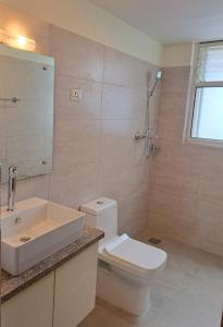 Koupelna v ubytování Rodeos Inn + 24 fotografií