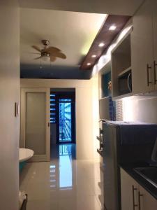 Η κουζίνα ή μικρή κουζίνα στο Moa's Spot at Sea Residences