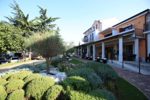 Villa Dobravac Wine Estate外面的花园