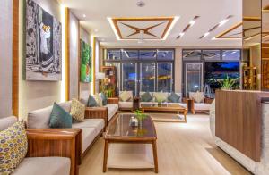 Triton Prestige Seaview and Spa في مافوشي: غرفة معيشة مع كنب وطاولة