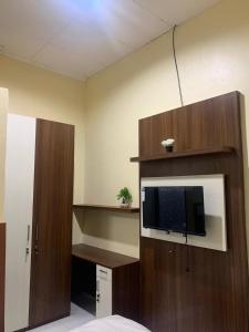 Μια τηλεόραση ή/και κέντρο ψυχαγωγίας στο HOMESTAY AKAVI JAYAPURA