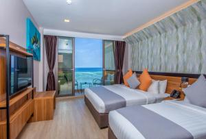 Postel nebo postele na pokoji v ubytování Triton Prestige Seaview and Spa