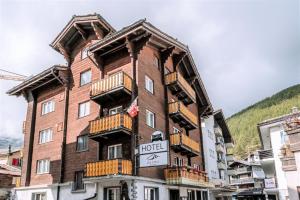 a building with a hotel on the side of it at Hotel Les Amis in Saas-Fee