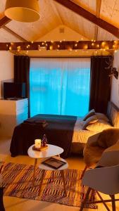 een slaapkamer met een bed en een tafel in een kamer bij Bed and Breakfast Heerenveen Centrum met Privé Sauna en Jacuzzi in Heerenveen