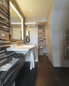 パリにあるホテル ドゥ リュニベルシテのバスルーム(洗面台、鏡付)