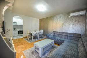 a living room with a couch and a table at Apartman Vukcevic in Podgorica