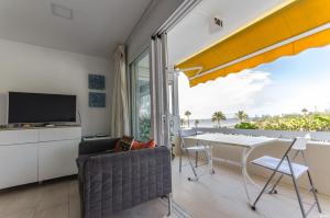 TV a/nebo společenská místnost v ubytování Holiday apartment with direct sea promenade access