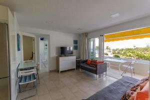 TV a/nebo společenská místnost v ubytování Holiday apartment with direct sea promenade access