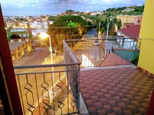balcón con vistas a la ciudad por la noche en Casa Centineo en Barcellona-Pozzo di Gotto
