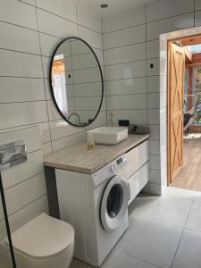 レバルにあるFerienhaus 1のバスルーム(洗濯機、鏡付) +24枚の写真