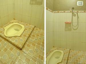 duas fotografias de uma casa de banho com WC em OYO 91697 Nyaman Homestay Syariah em Pare
