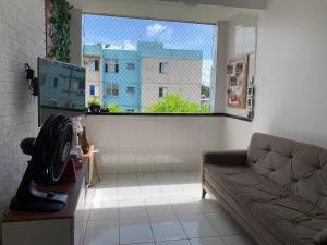 馬塞約的住宿－Ape em Maceió，带沙发和大窗户的客厅
