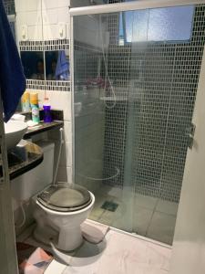 um banheiro com chuveiro e vaso sanitário em Ape em Maceió em Maceió mais 17 fotografias