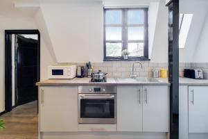 A kitchen or kitchenette at Langdon Brooks Apartments