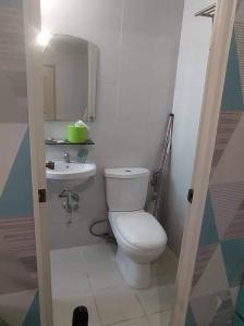 ein Badezimmer mit Toilette und Waschbecken in der Unterkunft Isabelle De Valenzuela Condo Staycation in Marulas Valenzuela in Manila