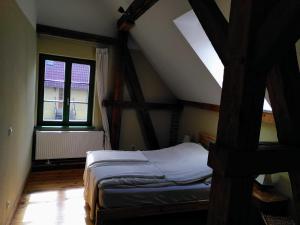 a bedroom with a canopy bed and a window at Stützpunkt Trebitz - Gästezimmer am Europaradweg R1 in Brück