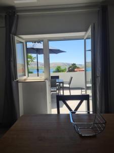 um quarto com vista para a praia através de uma janela em Hello Sunshine - Apartment on the Beach em Zubovići