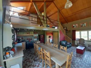 a kitchen and dining room with a table and chairs at Au Bout du Village in Stoumont