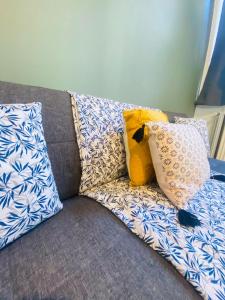 um urso de peluche sentado num sofá com almofadas em Appartement charmant em Laon