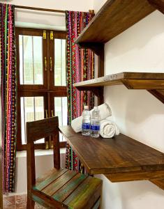 ザンジバルシティにあるShoki Shoki Hostelの木製ベンチと窓が備わる客室です。