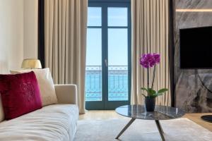 Televízia a/alebo spoločenská miestnosť v ubytovaní Grand Hotel Kalamata