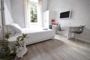 ローマにあるハバナズ デザインのベッドルーム(ベッド1台、デスク、テレビ付)