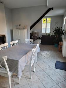 een eetkamer met een tafel en stoelen en een woonkamer bij Bléré maison centre ville proche Beauval et Chenonceau in Bléré