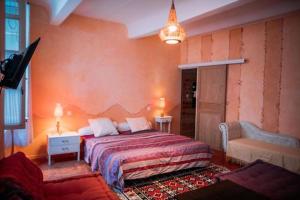 una camera da letto con un letto grande e un divano di la métairie de Martine a Riez