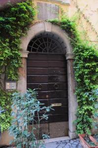 una porta nera con un arco in un edificio di Colosseum Townhouse a Roma