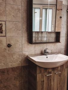y baño con lavabo y espejo. en URBAN LIFE STYLE en Tesalónica